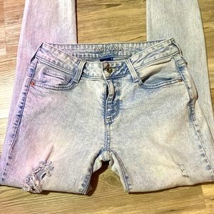 Women’s distress, light wash Arizona skinny jeans , not sure on size.